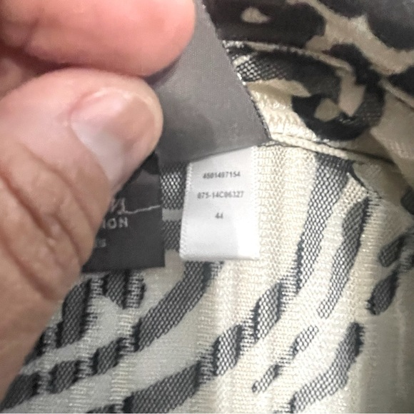 Chico’s Travelers Collection Black Cream Paisley Long Tunic Top Size 1 (M/L) - Picture 8 of 12